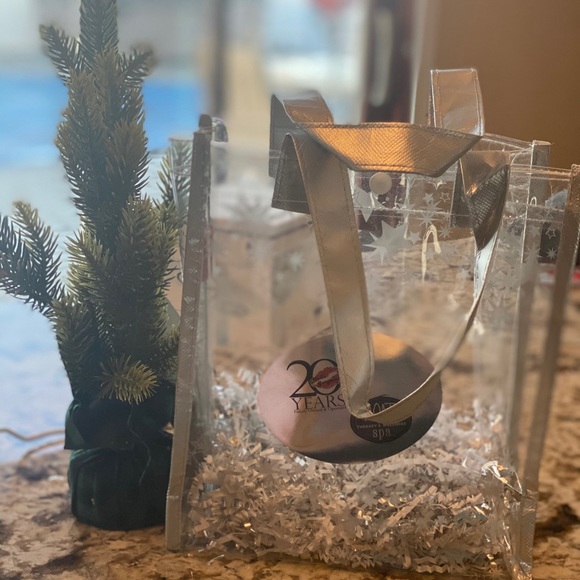 Gift bag with hair and skin products - Picture 4 of 6